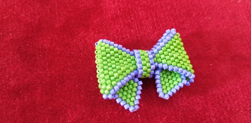 11月3日，兼職手工活可以帶回家做的，居家靈活就業(yè)副業(yè)創(chuàng)業(yè)，低成本創(chuàng)業(yè)做手工傳承官，在手工之家，創(chuàng)新讓合作人員收入更好，圖為串珠米珠繡純手工產(chǎn)品剪影