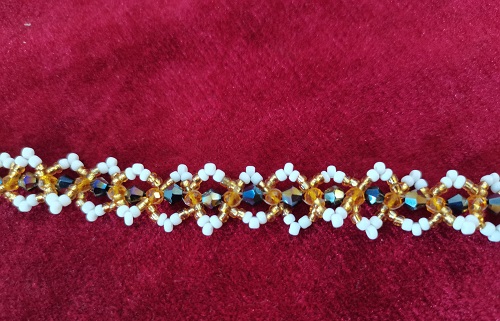 11月4日，在家兼職手工創(chuàng)業(yè)，靈活自由副業(yè)創(chuàng)業(yè)，輕資產創(chuàng)業(yè)做手工傳承官，做好服務是手工之家與合作人員良好合作的基礎，圖為串珠米珠繡純手工產品剪影