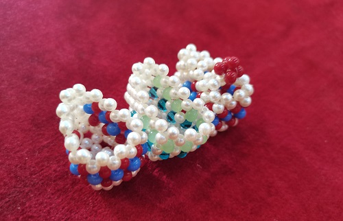 11月8日，在家做的手工活正規(guī)平臺，居家專兼職的好副業(yè)創(chuàng)業(yè)項(xiàng)目，微創(chuàng)業(yè)做手工傳承官，在手工之家，要掙錢就是去執(zhí)行、去行動，圖為串珠米珠繡純手工產(chǎn)品剪影