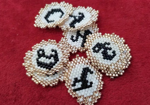 11月9日，在家兼職手工活，帶回家做的手工創(chuàng)業(yè)項(xiàng)目，微創(chuàng)業(yè)做手工傳承官，手工之家的純手工事業(yè)滿足大家對(duì)在家掙錢的要求，圖為串珠米珠繡純手工產(chǎn)品剪影