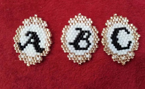 11月9日，在家兼職手工活，帶回家做的手工創(chuàng)業(yè)項(xiàng)目，微創(chuàng)業(yè)做手工傳承官，手工之家的純手工事業(yè)滿足大家對(duì)在家掙錢的要求，圖為串珠米珠繡純手工產(chǎn)品剪影