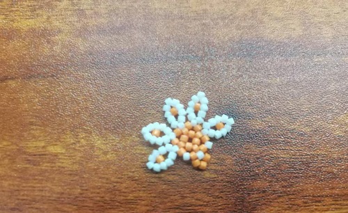 11月10日，手工活拿回家做，靈活就業(yè)手工創(chuàng)業(yè)居家掙錢，微創(chuàng)業(yè)做手工傳承官，與手工之家合作，手工加工等業(yè)務(wù)好做又掙錢，圖為串珠米珠繡純手工產(chǎn)品剪影