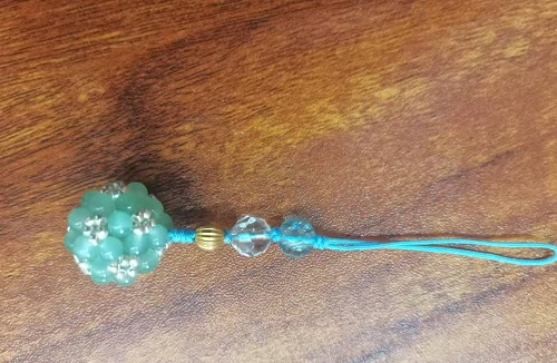 11月11日，在家可以做的工作，拿回家做的手工創(chuàng)業(yè)項(xiàng)目，小成本創(chuàng)業(yè)做手工傳承官，與手工之家合作，想多掙錢就要堅(jiān)持做下去，圖為串珠純米珠繡純手工產(chǎn)品剪影