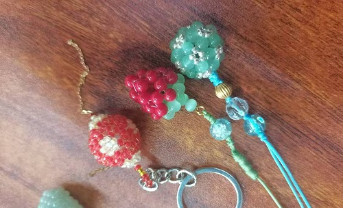 11月11日，在家可以做的工作，拿回家做的手工創(chuàng)業(yè)項(xiàng)目，小成本創(chuàng)業(yè)做手工傳承官，與手工之家合作，想多掙錢就要堅(jiān)持做下去，圖為串珠純米珠繡純手工產(chǎn)品剪影