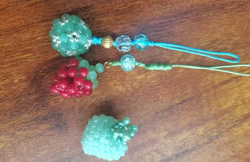 11月11日，在家可以做的工作，拿回家做的手工創(chuàng)業(yè)項(xiàng)目，小成本創(chuàng)業(yè)做手工傳承官，與手工之家合作，想多掙錢就要堅(jiān)持做下去，圖為串珠純米珠繡純手工產(chǎn)品剪影