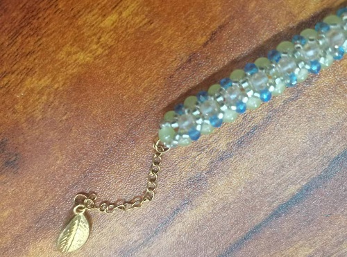 11月13日，可在家做的兼職手工活，在家做手工掙錢，低成本創(chuàng)業(yè)做手工傳承官，在手工之家服務貼心，收入好，圖為串珠米珠繡純手工產(chǎn)品剪影