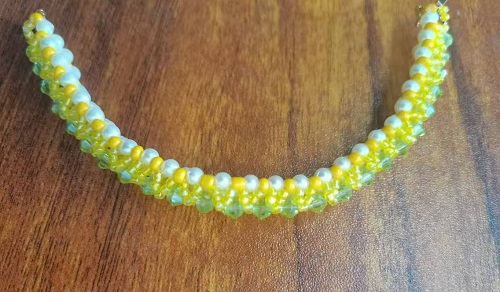 11月13日，可在家做的兼職手工活，在家做手工掙錢，低成本創(chuàng)業(yè)做手工傳承官，在手工之家服務貼心，收入好，圖為串珠米珠繡純手工產(chǎn)品剪影