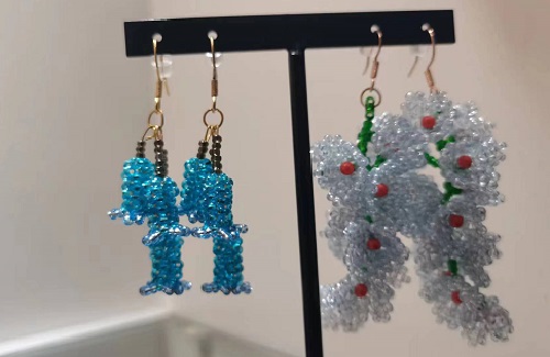 11月15日，手工活拿回家做在哪里找，居家副業(yè)創(chuàng)業(yè)，微創(chuàng)業(yè)做手工傳承官，在手工之家，純手工讓大家一年四季有錢掙，圖為串珠米珠繡手工產(chǎn)品材料剪影