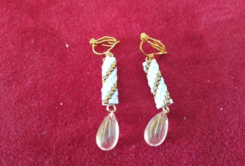 11月15日，手工活拿回家做在哪里找，居家副業(yè)創(chuàng)業(yè)，微創(chuàng)業(yè)做手工傳承官，在手工之家，純手工讓大家一年四季有錢掙，圖為串珠米珠繡手工產(chǎn)品材料剪影