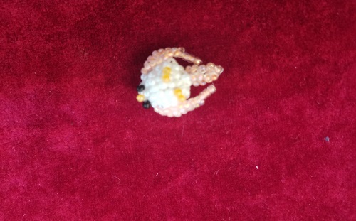 11月16日，手工活外發(fā)加工可靠嗎？純手工靈活就業(yè)創(chuàng)業(yè)，微創(chuàng)業(yè)做手工傳承官，在手工之家，自由選擇、靈活掙錢，圖為串珠米珠繡純手工產(chǎn)品剪影