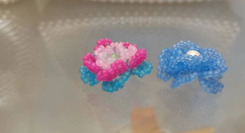 11月18日，手工活兼職招聘信息，正規(guī)可靠的手工創(chuàng)業(yè)項目，低成本創(chuàng)業(yè)做手工傳承官，與手工之家合作，大家相互協(xié)作、共贏共長，圖為串珠米珠繡純手工產(chǎn)品剪影