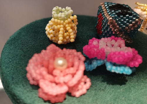 11月18日，手工活兼職招聘信息，正規(guī)可靠的手工創(chuàng)業(yè)項目，低成本創(chuàng)業(yè)做手工傳承官，與手工之家合作，大家相互協(xié)作、共贏共長，圖為串珠米珠繡純手工產(chǎn)品剪影