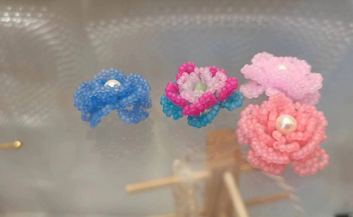 11月18日，手工活兼職招聘信息，正規(guī)可靠的手工創(chuàng)業(yè)項目，低成本創(chuàng)業(yè)做手工傳承官，與手工之家合作，大家相互協(xié)作、共贏共長，圖為串珠米珠繡純手工產(chǎn)品剪影