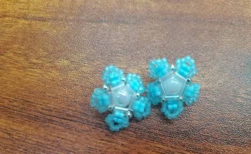 11月17日，哪里可以做手工活兼職，靈活就業(yè)手工創(chuàng)業(yè)，微創(chuàng)業(yè)做手工傳承官，手工之家與所有合作人員是一個整體，圖為串珠米珠繡純手工產品剪影