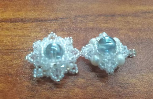 11月17日，哪里可以做手工活兼職，靈活就業(yè)手工創(chuàng)業(yè)，微創(chuàng)業(yè)做手工傳承官，手工之家與所有合作人員是一個整體，圖為串珠米珠繡純手工產品剪影