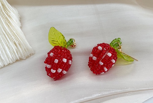 11月21日，外發(fā)手工領(lǐng)回家做，靈活就業(yè)手工創(chuàng)業(yè)，在家做手工掙錢(qián)，微創(chuàng)業(yè)做手工傳承官，手工之家的純手工適合與家人一起做，圖為串珠米珠繡純手工產(chǎn)品剪影