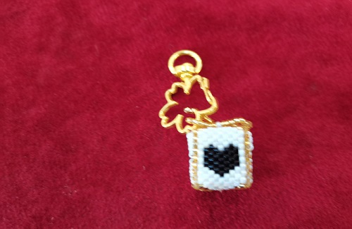 11月22日，手工活外發(fā)加工正規(guī)廠家，純手工加工，輕資產(chǎn)創(chuàng)業(yè)做手工傳承官，在手工之家，合作完善、有保障，圖為串珠米珠繡純手工產(chǎn)品剪影