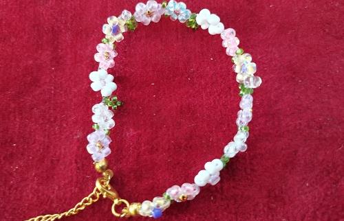 11月24日，在家做的手工活正規(guī)平臺(tái)，拿回家做的手工創(chuàng)業(yè)項(xiàng)目，微創(chuàng)業(yè)做手工傳承官，手工之家有更多機(jī)遇，更多選擇，圖為串珠米珠繡純手工產(chǎn)品剪影