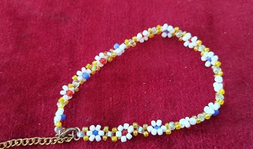 11月24日，在家做的手工活正規(guī)平臺(tái)，拿回家做的手工創(chuàng)業(yè)項(xiàng)目，微創(chuàng)業(yè)做手工傳承官，手工之家有更多機(jī)遇，更多選擇，圖為串珠米珠繡純手工產(chǎn)品剪影