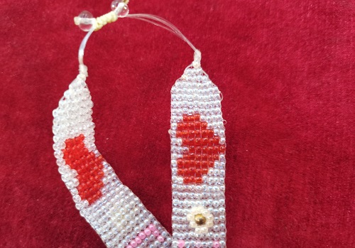 11月26日，外發(fā)手工活正規(guī)平臺，純手工創(chuàng)業(yè)項目，輕資產(chǎn)創(chuàng)業(yè)做手工傳承官，在手工之家，各方面一直在創(chuàng)新，圖為串珠米珠繡純手工產(chǎn)品剪影