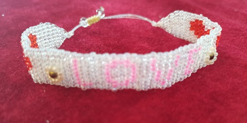 11月26日，外發(fā)手工活正規(guī)平臺，純手工創(chuàng)業(yè)項目，輕資產(chǎn)創(chuàng)業(yè)做手工傳承官，在手工之家，各方面一直在創(chuàng)新，圖為串珠米珠繡純手工產(chǎn)品剪影