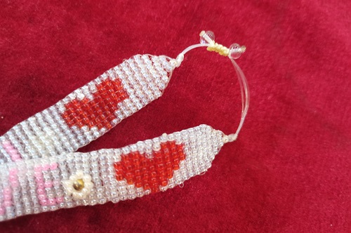 11月26日，外發(fā)手工活正規(guī)平臺，純手工創(chuàng)業(yè)項目，輕資產(chǎn)創(chuàng)業(yè)做手工傳承官，在手工之家，各方面一直在創(chuàng)新，圖為串珠米珠繡純手工產(chǎn)品剪影