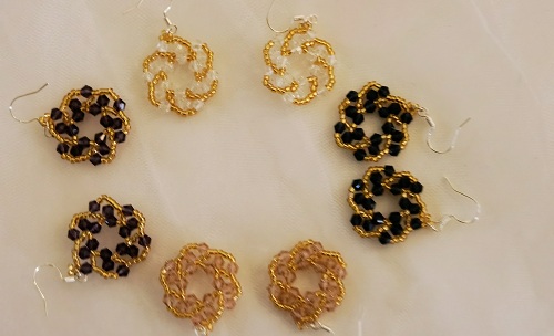 11月27日，在家里就能賺錢(qián)的工作，帶回家做的手工，微創(chuàng)業(yè)開(kāi)手工加工廠，手工之家的純手工，產(chǎn)品是核心，圖為串珠米珠繡純手工產(chǎn)品剪影