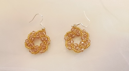 11月27日，在家里就能賺錢(qián)的工作，帶回家做的手工，微創(chuàng)業(yè)開(kāi)手工加工廠，手工之家的純手工，產(chǎn)品是核心，圖為串珠米珠繡純手工產(chǎn)品剪影