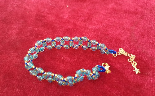 11月28日，手工活外發(fā)加工網(wǎng)，拿回家做的手工創(chuàng)業(yè)項目，小成本創(chuàng)業(yè)做手工傳承官，與手工之家合作，因為這里可信可靠，圖為串珠米珠繡純手工產(chǎn)品剪影