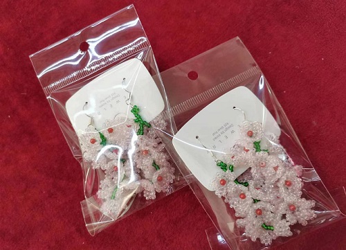 11月29日，在家能做的手工活兼職，帶回家做的手工創(chuàng)業(yè)項目，微創(chuàng)業(yè)做手工傳承官，手工之家服務(wù)好，圖為串珠米珠繡純手工產(chǎn)品剪影