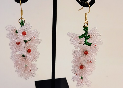 11月29日，在家能做的手工活兼職，帶回家做的手工創(chuàng)業(yè)項目，微創(chuàng)業(yè)做手工傳承官，手工之家服務(wù)好，圖為串珠米珠繡純手工產(chǎn)品剪影