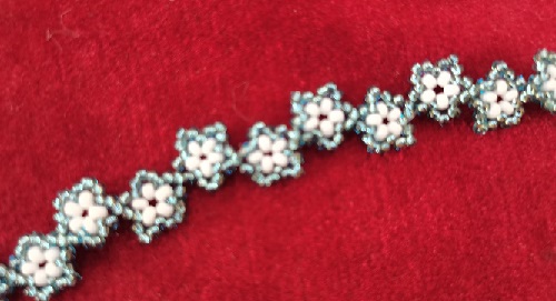 11月30日，手工活外發(fā)一手貨源，在家做手工掙錢，靈活就業(yè)、小成本創(chuàng)業(yè),做手工傳承官，與手工之家合作，大家是共同發(fā)展進(jìn)步的一個(gè)整體，圖為串珠米珠繡純手工產(chǎn)品剪影