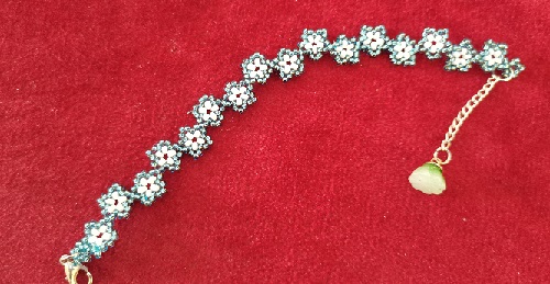 11月30日，手工活外發(fā)一手貨源，在家做手工掙錢，靈活就業(yè)、小成本創(chuàng)業(yè),做手工傳承官，與手工之家合作，大家是共同發(fā)展進(jìn)步的一個(gè)整體，圖為串珠米珠繡純手工產(chǎn)品剪影