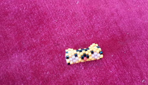 12月2日，手工活外發(fā)加工正規(guī)廠家，輕資產(chǎn)創(chuàng)業(yè)做手工傳承官，居家專兼職的副業(yè)創(chuàng)業(yè)項目，在手工之家，純手工事業(yè)全面發(fā)展、相互支持，圖為串珠米珠繡純手工產(chǎn)品剪影