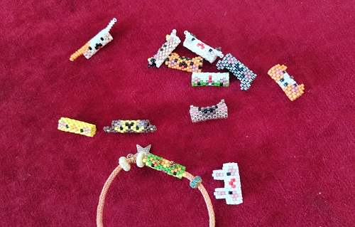 12月2日，手工活外發(fā)加工正規(guī)廠家，輕資產(chǎn)創(chuàng)業(yè)做手工傳承官，居家專兼職的副業(yè)創(chuàng)業(yè)項目，在手工之家，純手工事業(yè)全面發(fā)展、相互支持，圖為串珠米珠繡純手工產(chǎn)品剪影