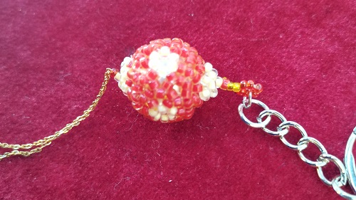 12月7日，手工活從哪里找廠家，可靠的純手工創(chuàng)業(yè)項目，低成本創(chuàng)業(yè)做手工傳承官，在手工之家，好好做、不斷學，就能收入更好，圖為串珠米珠繡純手工產(chǎn)品剪影