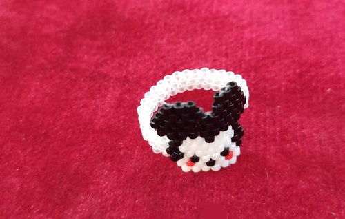 12月8日，外發(fā)手工活正規(guī)平臺，居家手工創(chuàng)業(yè)靈活就業(yè)，微創(chuàng)業(yè)做手工傳承官，與手工之家精誠合作，共贏共長，圖為串珠米珠繡純手工產品剪影