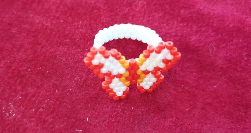 12月8日，外發(fā)手工活正規(guī)平臺，居家手工創(chuàng)業(yè)靈活就業(yè)，微創(chuàng)業(yè)做手工傳承官，與手工之家精誠合作，共贏共長，圖為串珠米珠繡純手工產品剪影