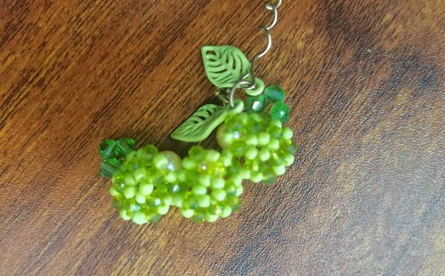 12月9日，在家能掙錢的正規(guī)手工，開手工加工廠，微創(chuàng)業(yè)做手工傳承官，在手工之家，合作起來都簡單，收入也好，圖為串珠米珠繡純手工產(chǎn)品剪影