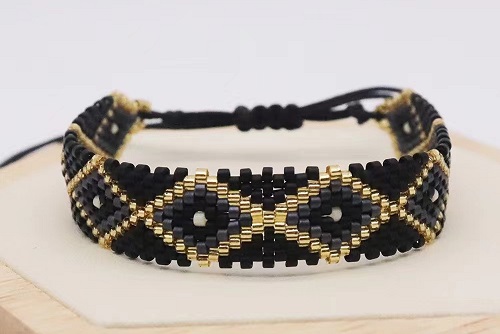 12月10日，手工活外發(fā)加工網(wǎng)，在家做手工掙錢，小成本創(chuàng)業(yè)做手工傳承官，手工之家的純手工事業(yè)是大家的，圖為串珠米珠繡純手工產(chǎn)品剪影