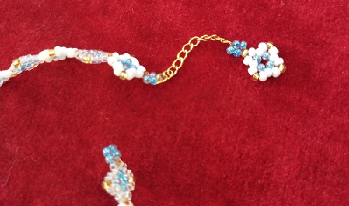 12月12日，在家做兼職的正規(guī)平臺(tái)，在家做手工靈活就業(yè)，微創(chuàng)業(yè)做手工傳承官，手工之家真實(shí)可靠，大家信得過(guò)，圖為串珠米珠繡純手工產(chǎn)品剪影