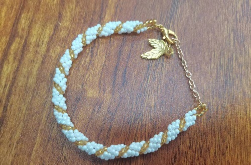 12月14日，哪里可以做手工活兼職，手工拿回家做，微創(chuàng)業(yè)做手工傳承官，在手工之家，了解的清楚，合作的放心，圖為串珠米珠繡純手工產(chǎn)品剪影