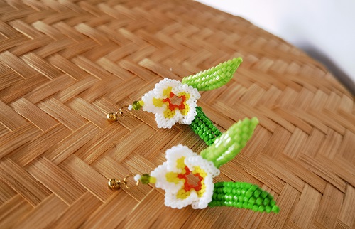 12月15日，手工活外發(fā)加工可靠嗎？居家小成本創(chuàng)業(yè)靈活就業(yè)，微創(chuàng)業(yè)做手工傳承官，讓合作人員多掙錢，手工之家一直在努力，圖為串珠米珠繡純手工產(chǎn)品剪影