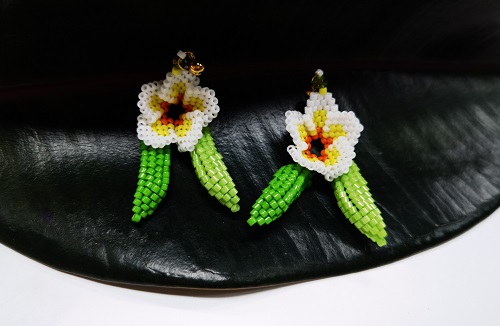 12月15日，手工活外發(fā)加工可靠嗎？居家小成本創(chuàng)業(yè)靈活就業(yè)，微創(chuàng)業(yè)做手工傳承官，讓合作人員多掙錢，手工之家一直在努力，圖為串珠米珠繡純手工產(chǎn)品剪影