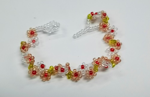 12月16日，外發(fā)加工接單平臺，正規(guī)廠家的手工創(chuàng)業(yè)項目，微創(chuàng)業(yè)做手工傳承官，與手工之家良好合作，讓大家的收入很好，圖為飾品類串珠純手工產(chǎn)品剪影