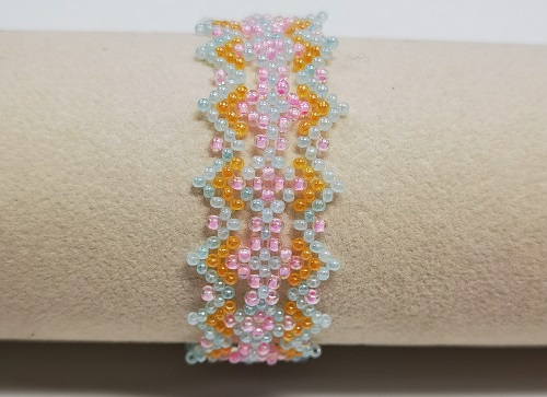 12月16日，外發(fā)加工接單平臺，正規(guī)廠家的手工創(chuàng)業(yè)項目，微創(chuàng)業(yè)做手工傳承官，與手工之家良好合作，讓大家的收入很好，圖為飾品類串珠純手工產(chǎn)品剪影