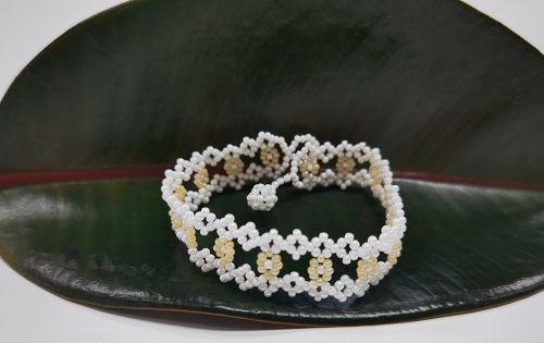 12月17日，拿回家做的手工項目，農(nóng)村手工創(chuàng)業(yè)項目，小成本創(chuàng)業(yè)做手工傳承官，手工之家的純手工很適合農(nóng)村做，圖為飾品類串珠純手工產(chǎn)品剪影