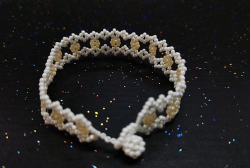 12月17日，拿回家做的手工項目，農(nóng)村手工創(chuàng)業(yè)項目，小成本創(chuàng)業(yè)做手工傳承官，手工之家的純手工很適合農(nóng)村做，圖為飾品類串珠純手工產(chǎn)品剪影