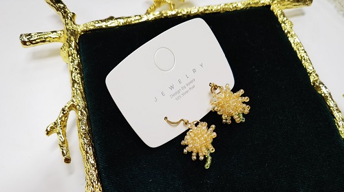 12月18日，手工活兼職招聘信息，在家做手工掙錢，做手工傳承官，在手工之家，誠(chéng)信首先就是真實(shí)真誠(chéng)，圖為串珠米珠繡純手工產(chǎn)品剪影