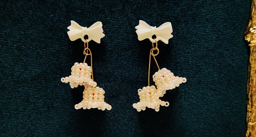 12月18日，手工活兼職招聘信息，在家做手工掙錢，做手工傳承官，在手工之家，誠(chéng)信首先就是真實(shí)真誠(chéng)，圖為串珠米珠繡純手工產(chǎn)品剪影